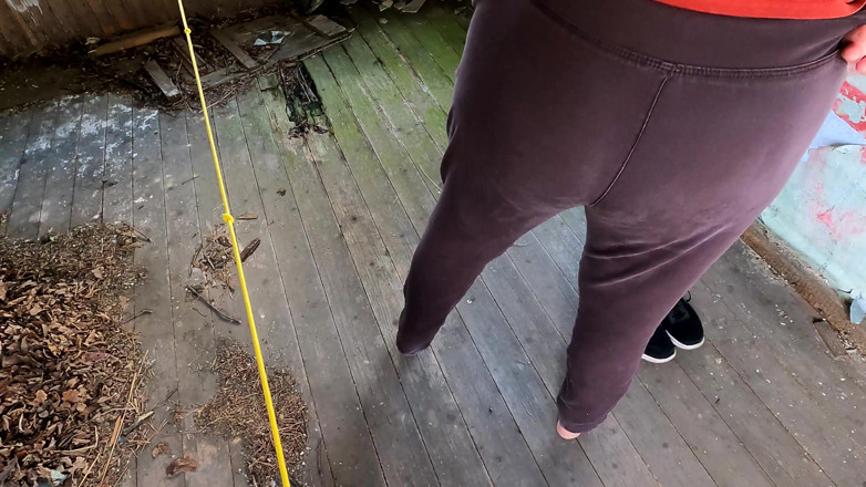 Bouncy Tits Action: Promenade à la corde avec l’entrejambe nue sur la véranda