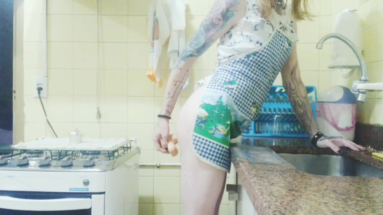 Sissy Aniya: Sissy Aniya - tgirl huisvrouw in de keuken