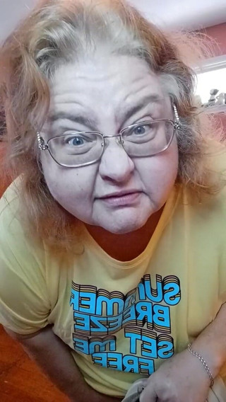 BBW nurse Vicki adventures with friends: Kasut Tenis Stinky Pewwwee