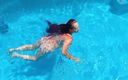 Exotic Tracy: Înot goală în aer liber pentru ca vecinul să se poată...
