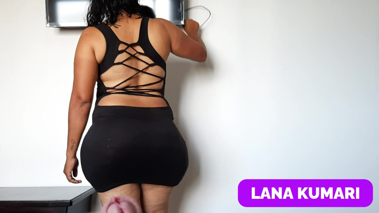 LanaKumari: ดอกทองของ Lana Kumari ที่มีไก่อยู่ในปากของเธอ