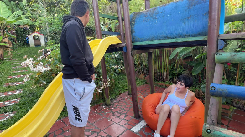 ManuelaAlvarez: Tukang kebun rumah saya melihat saya melancap dan menjadi miang,...