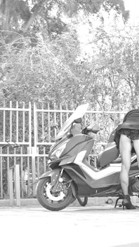 Semasa Menunggang, skirtnya mengangkat dan mendedahkan zakar kecilnya