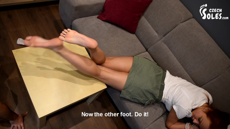 Czech Soles - foot fetish content: 그녀의 소년 장난감을 이용하기