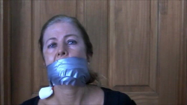 Selfgags classic: 熟女慢跑者用她自己的汗水内裤自我堵嘴！