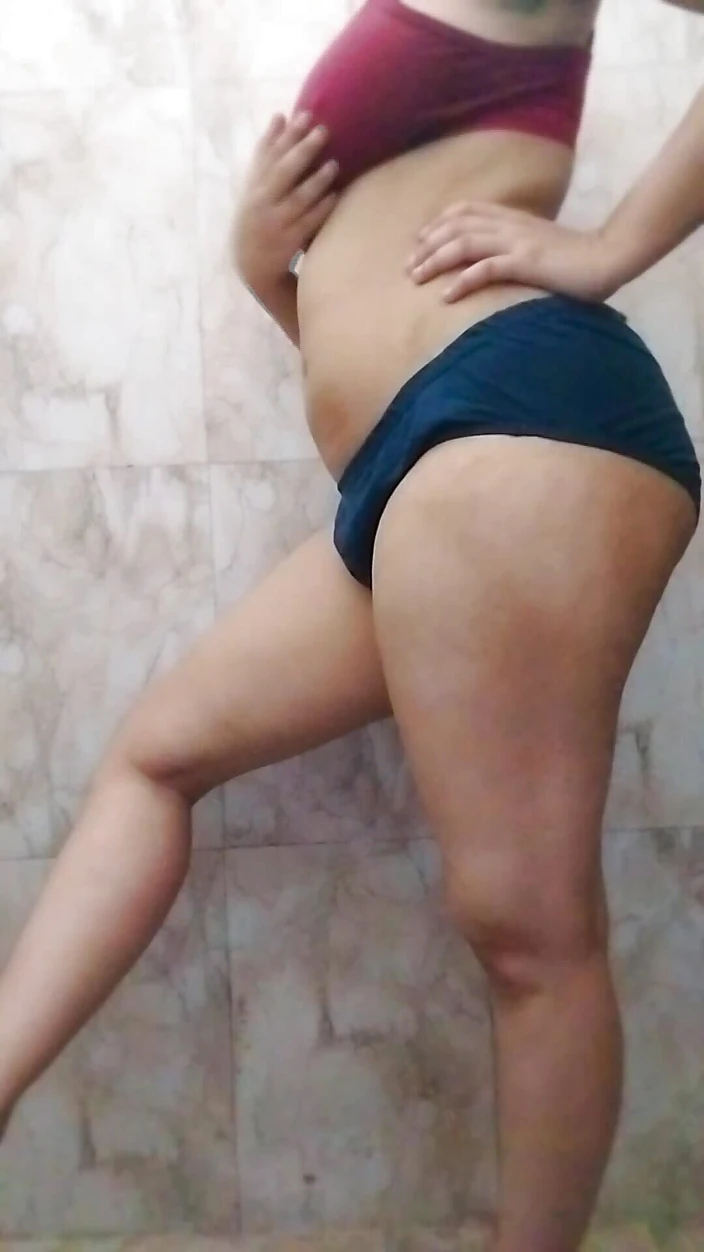 Riyathakur: Hot girl bathing at college bathroom