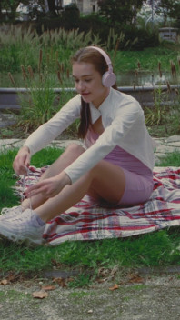Matty mila perez在公园里被搭讪，在姿势中玩油腻的足交和口交