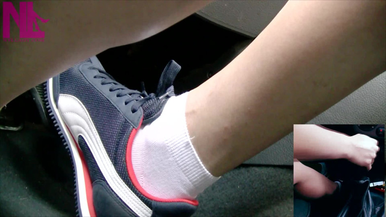 Nyllady: ขับรถและเหยียบในรองเท้าผ้าใบ nike สีน้ําเงินและถุงเท้าสีขาว