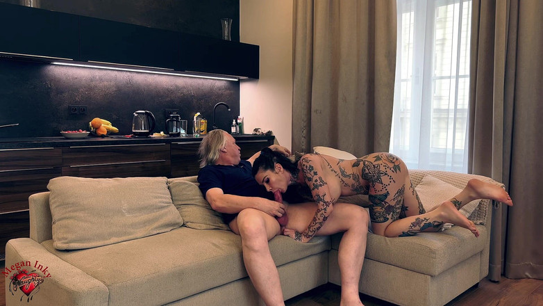 Megan Inky: Megan Inky सोफे पर अपने घर में बूढ़े आदमी को चोदती है