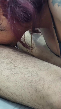 アラヤリのホットなマルの少女が男の子の全身にキスし、下着からペニスを取る