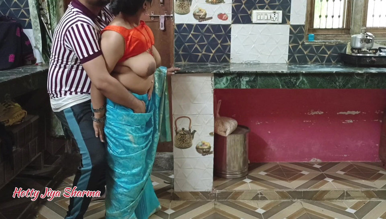 Hotty Jiya Sharmaa: Kiran yenge karısının önünde kira için sahibi tarafından sikiliyor