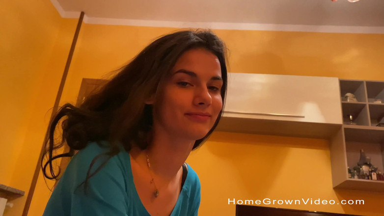 Homegrown Video: Schattige Sofia krijgt een lading in het gezicht