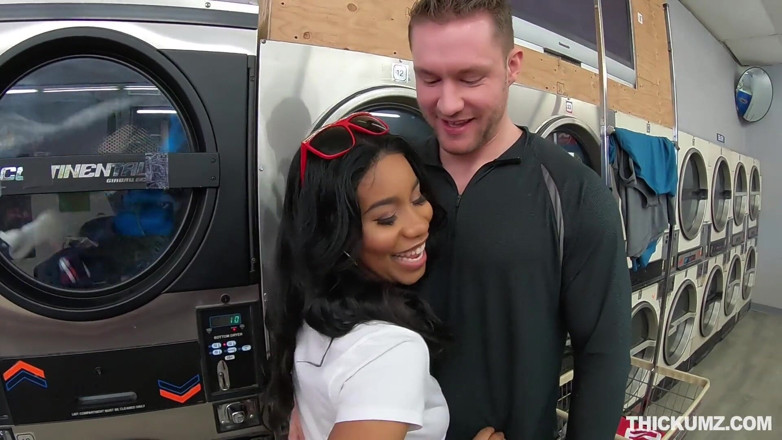 Team Skeet: Thickumz - Booty ebony fucked in the laundromat