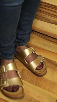 Calze di nylon e jeans skinny - Penzolanti in sandali classici