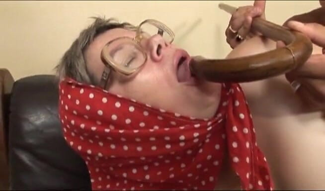 Gilfy Pleasure: Una troia più anziana viene sborrata in faccia e scopata