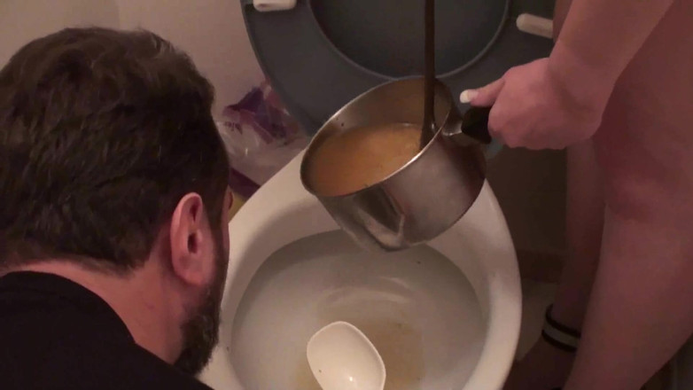 Femdom Austria: Comendo sopa com seu mijo