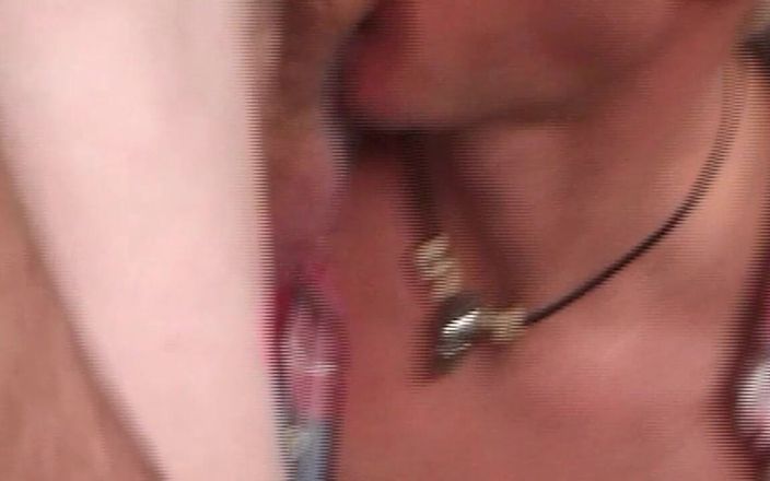 Just X Gays amateur porn: Nadržený gay táta prožívá své nejhlubší fantazie se svým velkým...