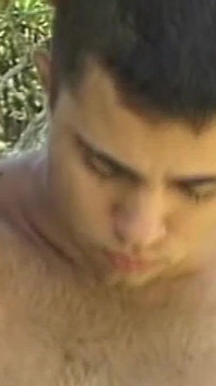 Gespierde hunks beuken rauwe passie in stomend zwembad