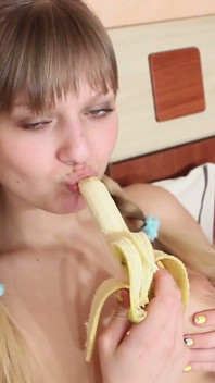 Jamaica Blondă cu țâțe naturale mari se joacă solo cu banana