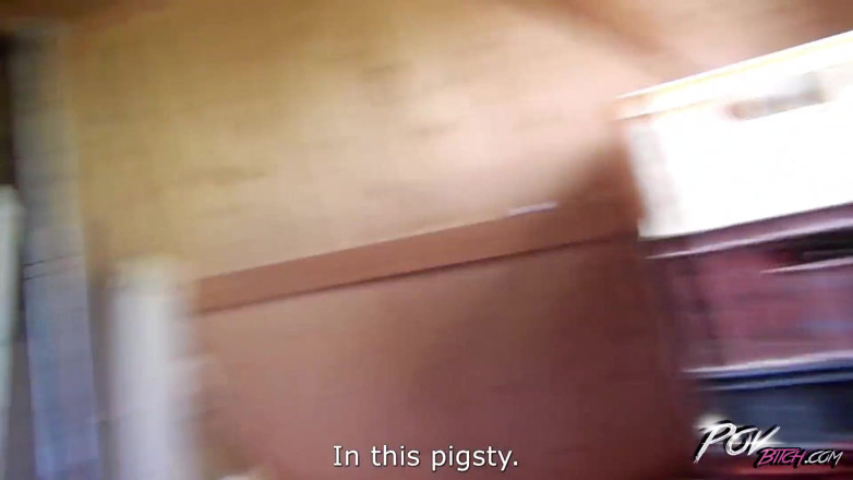 POV Bitch: Uma morena alta mostra suas habilidades sexuais na casa de...
