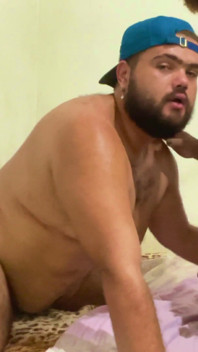 Homem gordo peludo de quatro, babando no pau grosso do jovem urso, implorando para engasgar com ele