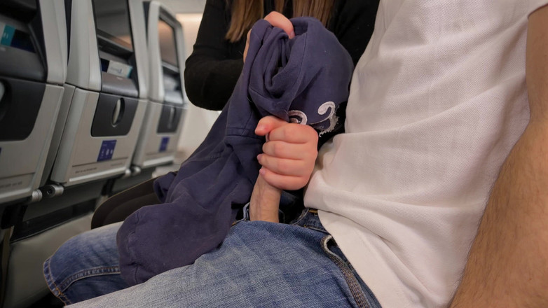 Marshmallow Sweet: 飞机上的公共鸡巴暴露 - 我让陌生人射精。飞行期间危险的打手枪