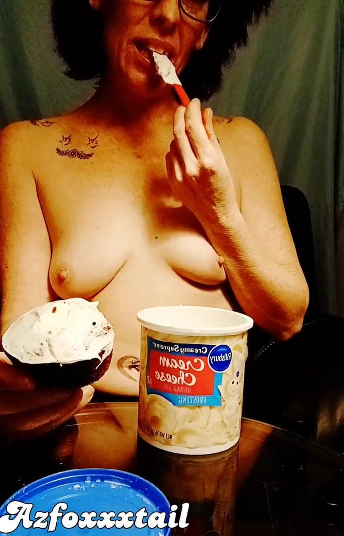 AzFoxxxTailPhelicia: Foodplay-cupcake-full