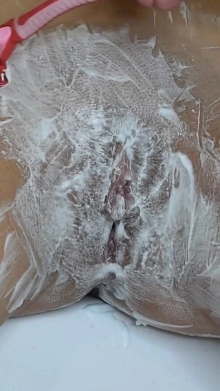 Amelia Queen: Shaving a Hairy Pussy Close up!