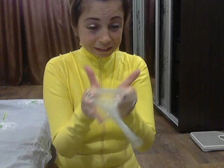 LarisaCum: Mám na sobě žlutou latexovou kombinézu, hraji si s kondomem a...