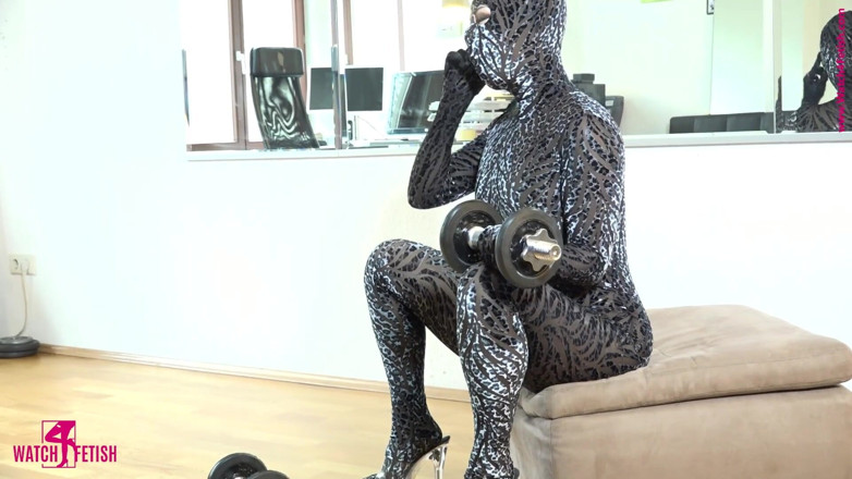 Fem Latex: Bài tập thể thao trong latex và zentai