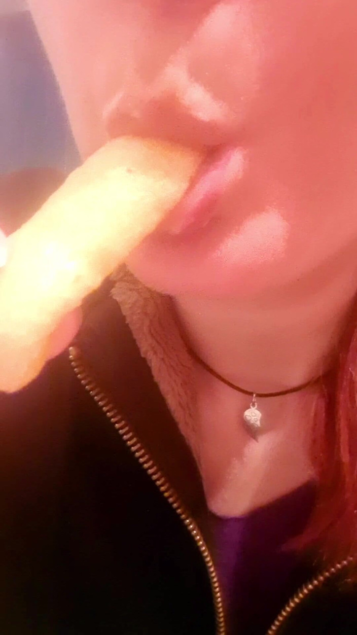 Ana Liz: Kinky meisje zuigt aardappelen