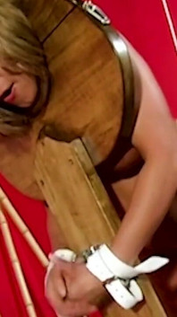 Bondage dobrodružství Maxine X a Orabella pokračuje