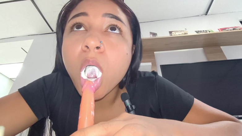 Isabel: Lelaki kecil molek dengan zakar besar
