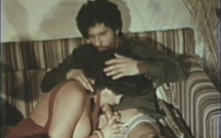 Vintage megastore: Două cupluri fierbinți retro adoră petrecerea cu schimb de parteneri