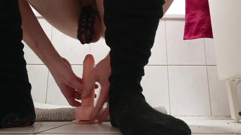 Smokey: Cavalcata anale solo su un dildo da 7"