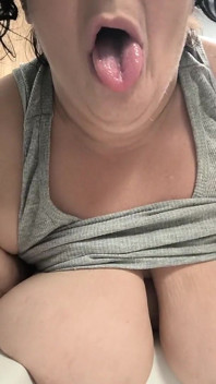 옴 넌 내 입에 내 턱이 뚝뚝 떨어지는거야