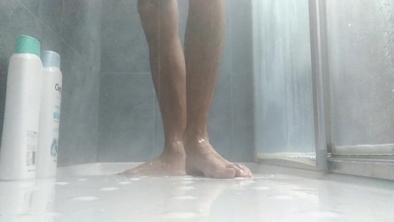 Elvissc: Desideri sborrare in piedi miei? Bagnali con il tuo sperma...