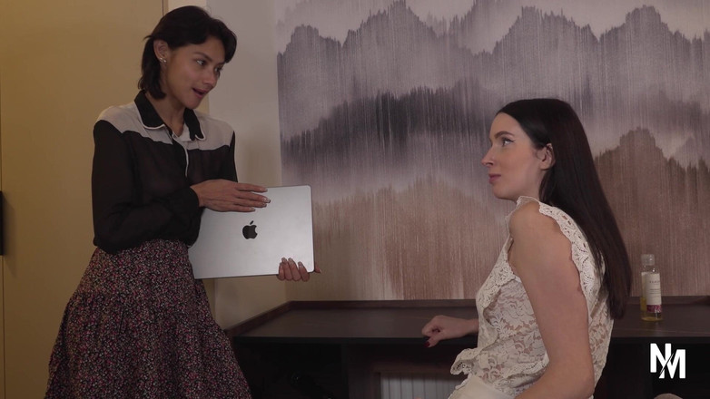 Princess Nikki - My Lesbian Fetish Clips: Dua gadis menawan dan hanya satu vibrator