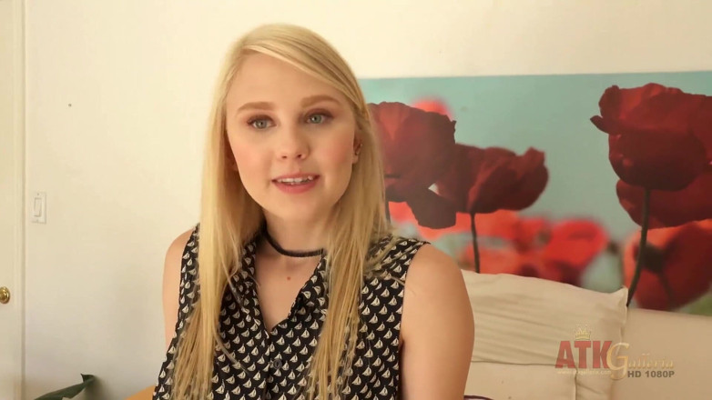 ATKIngdom Fans: Blondes teen, das ihren sexy körper beim casting zeigt
