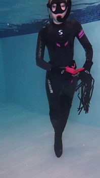 Debaixo d'água wetsuit dominatrix provoca em saltos
