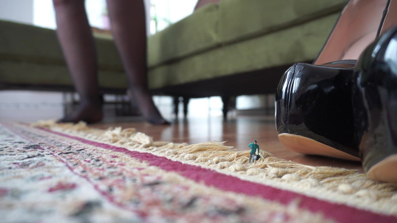 Sasha Curves: Reuzin speelt verstoppertje met versnipperde collega's