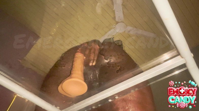 May1111: Sledoval mě, jak dechně šukám na tomto stole
