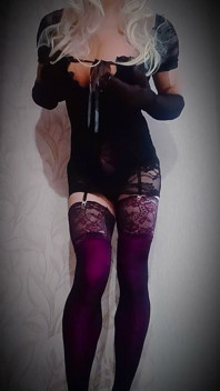 Travestit în rochie neagră