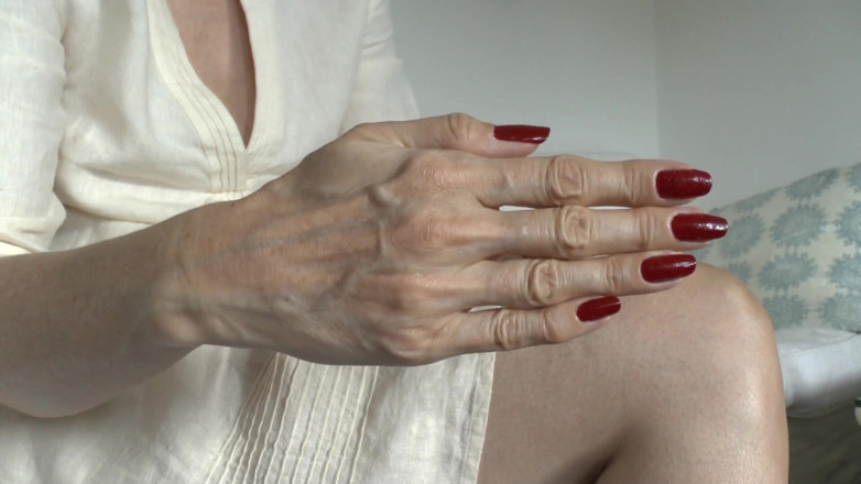 Lady Victoria Valente: Elle exhibe ses beaux ongles rouges et se masturbe dans...