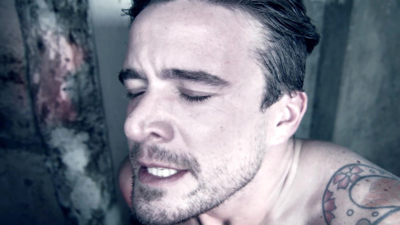 Monde Francais: 来自法国的纹身 bbae 在她的阴户上射了大量精液