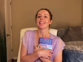 Nadia Foxx: Isteric Citind Harry Potter și Camera Secretelor în timp ce stă pe...
