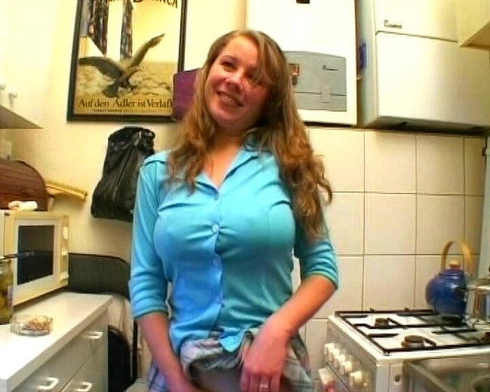 Busty German Sluts: 吮吸鸡巴的德国女大学生bae被射在屁股上