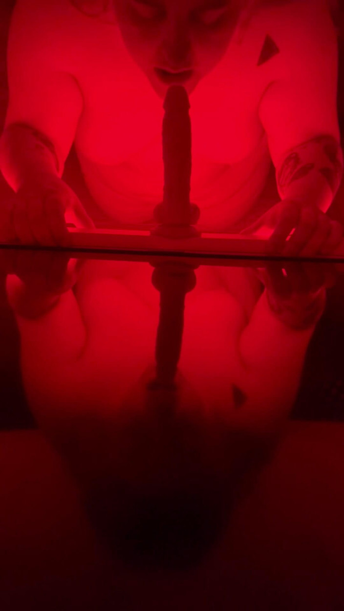 Quinnicide: MAMĂ SEXY MARE ȘI ȚÂȚOASĂ suge adânc în gât un vibrator cu vedere...