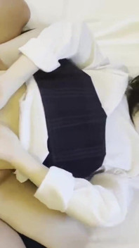 她在狂野的女牛仔骑乘中失去了控制，最后屈服于一个年长的男人的乐趣