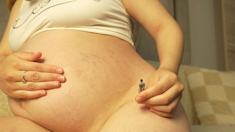 AmayaMori: Giganta rubia hermanastra embarazada muestra su gran barriga y estrías...